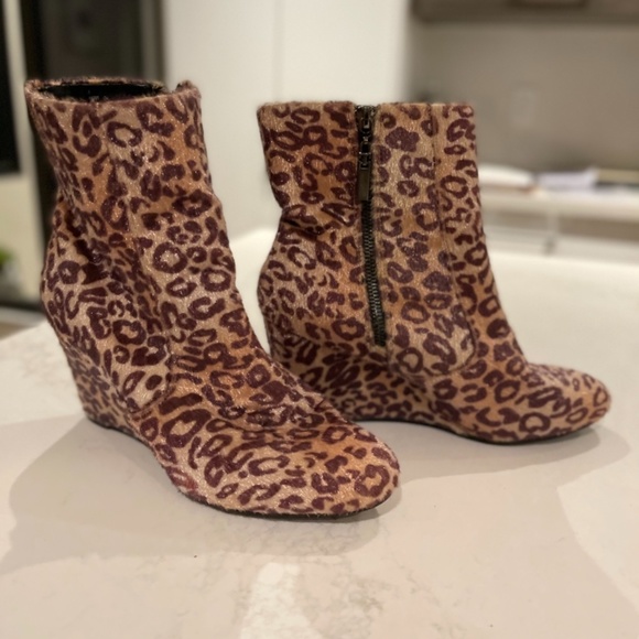 Super cool leopard print ankle booties - Picture 2 of 9